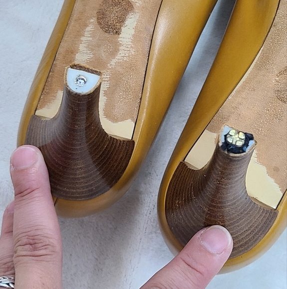 Gucci Tan Leather Pumps Size 8.5 - Picture 12 of 12